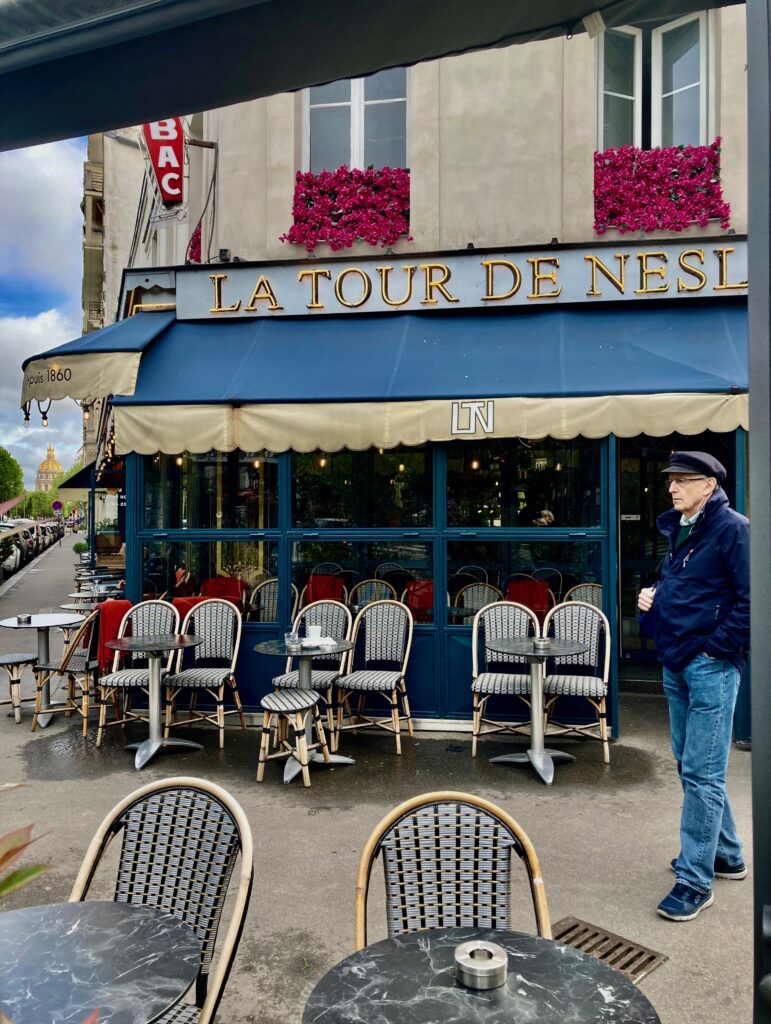 La terrasse de la Tour de Nesles fait face à une esplanade de verdure et a vue sur le dôme des Invalides.