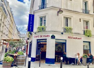 Mars, un bistrot de quartier à deux pas du Champ du même nom. Déco simple mais produits de qualité, à commencer par le café …