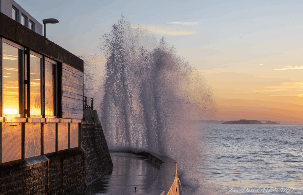 La Caravelle est ancrée au bout du Sillon, face à la mer.