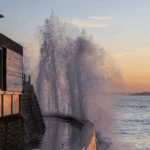 La Caravelle est ancrée au bout du Sillon, face à la mer.